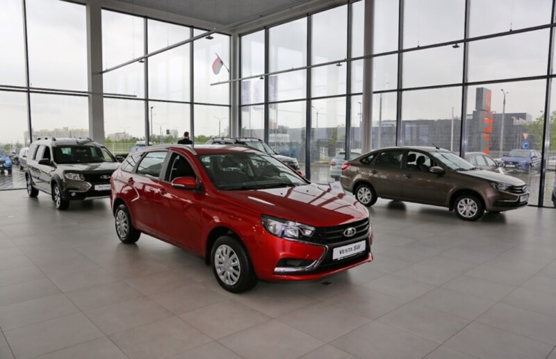Geely снизила цены, а остальные? Заглянули в прайсы Lada, Renault, VW и Kia