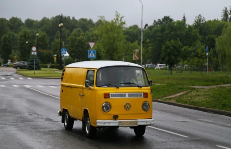 На дороге — «Желток». Раритетный Volkswagen T2 из Молодечно радует горожан