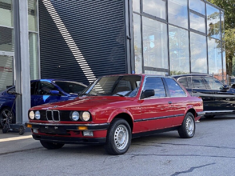 BMW E30 1985 года в состоянии нового выставили на продажу. Очень дорого