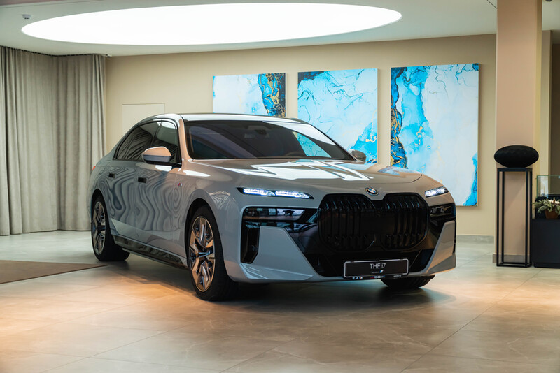 Роскошный и дорогой BMW i7 впервые привезли в Беларусь