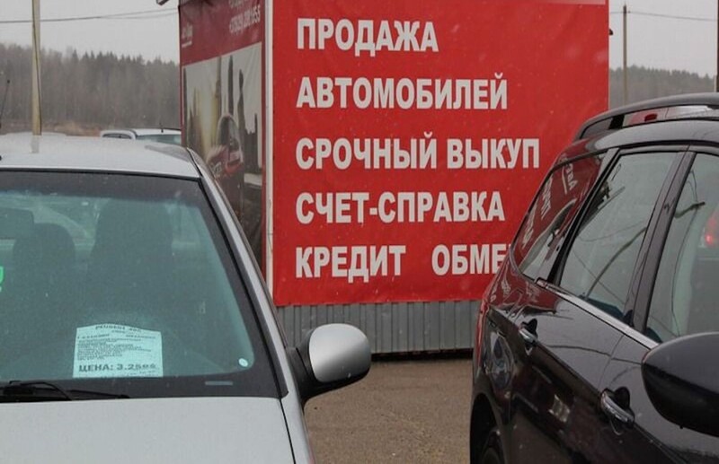 Белорус купил проблемную машину в автосалоне, а тот исключил себя из сделки. Как решают вопрос?