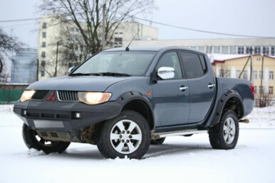 Mitsubishi L200 (4G) на подъёмнике. «На внедорожной резине зимой лучше не ездить — сносит»