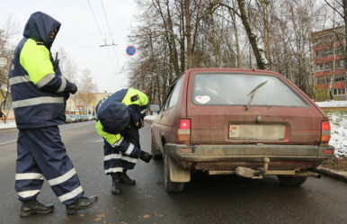 «Я 40 лет за рулём! Меня учить не нужно». ГАИ проверила шины у белорусов