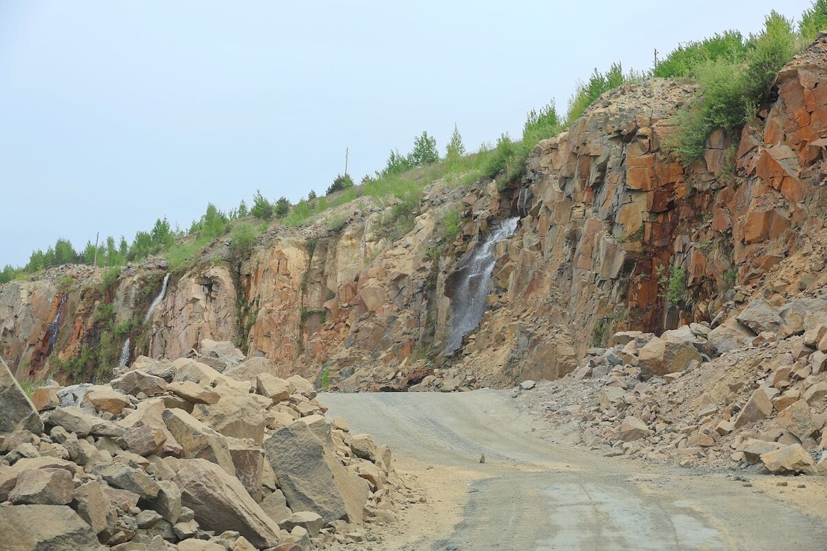 Взрывы, БелАЗы и борьба с водой: невероятная жизнь гранитного карьера «Микашевичи»