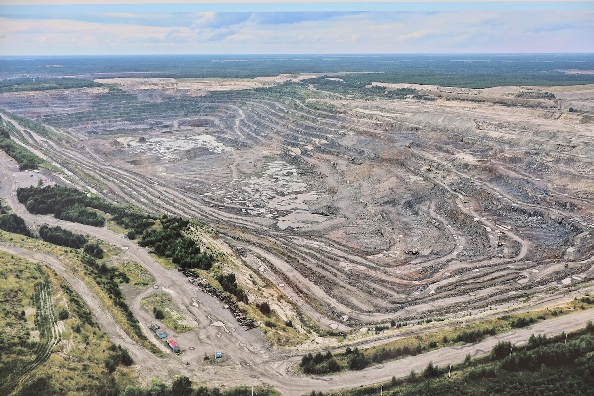 Взрывы, БелАЗы и борьба с водой: невероятная жизнь гранитного карьера «Микашевичи»