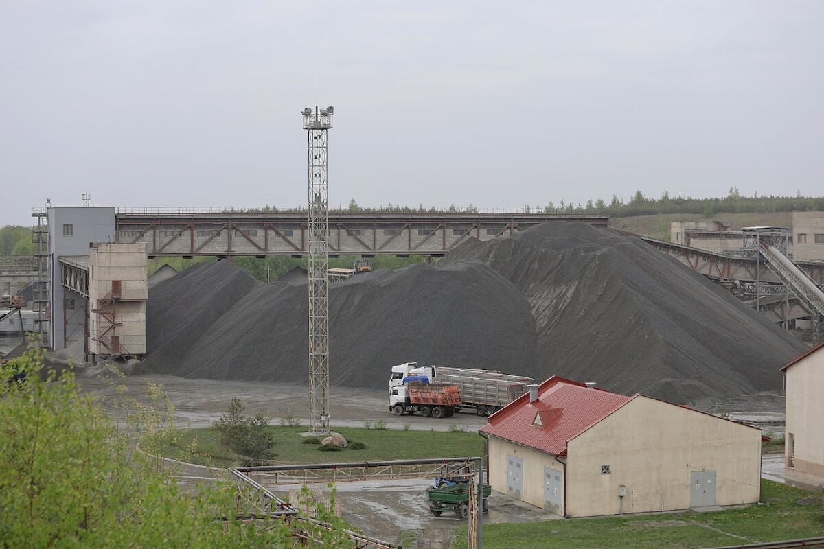 Взрывы, БелАЗы и борьба с водой: невероятная жизнь гранитного карьера «Микашевичи»