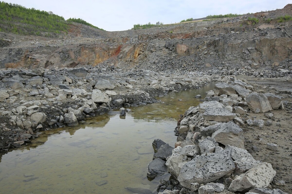Взрывы, БелАЗы и борьба с водой: невероятная жизнь гранитного карьера «Микашевичи»