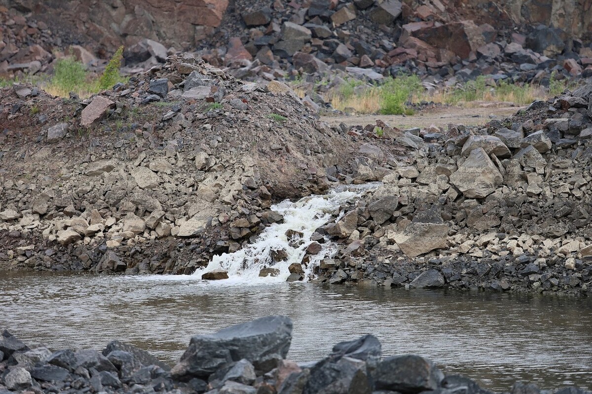Взрывы, БелАЗы и борьба с водой: невероятная жизнь гранитного карьера «Микашевичи»